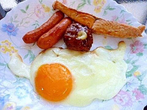 朝食プレート鮭＆牛カルビマヨネーズ＆目玉焼き